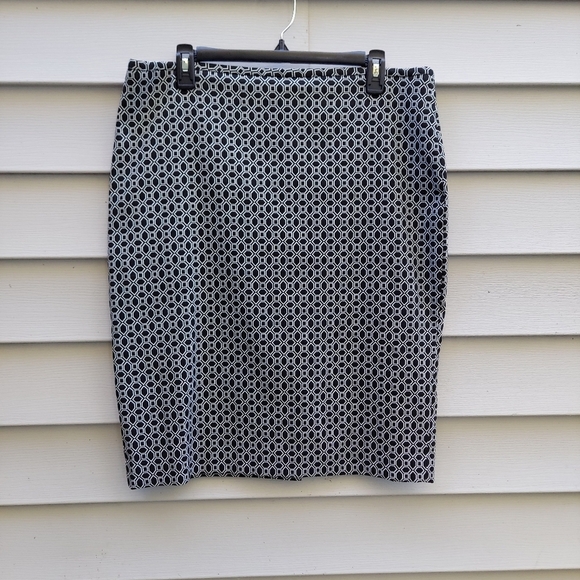 Elegant  Patterned Skirt. Calvin Klein. Size 14. Black/Gray. Stretchy Comfortabl - Picture 1 of 4